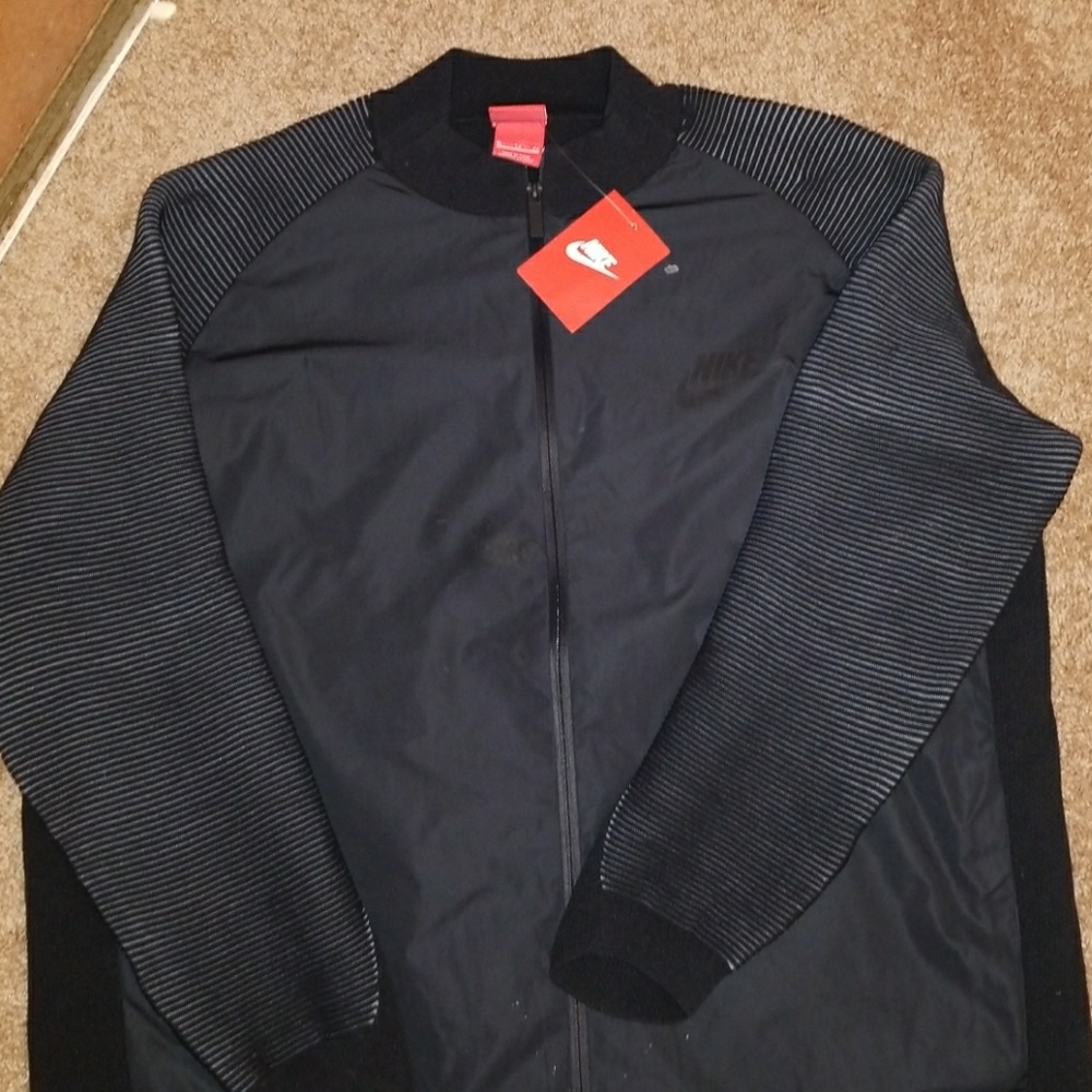 Nike light stretchy jacket *NWT*
